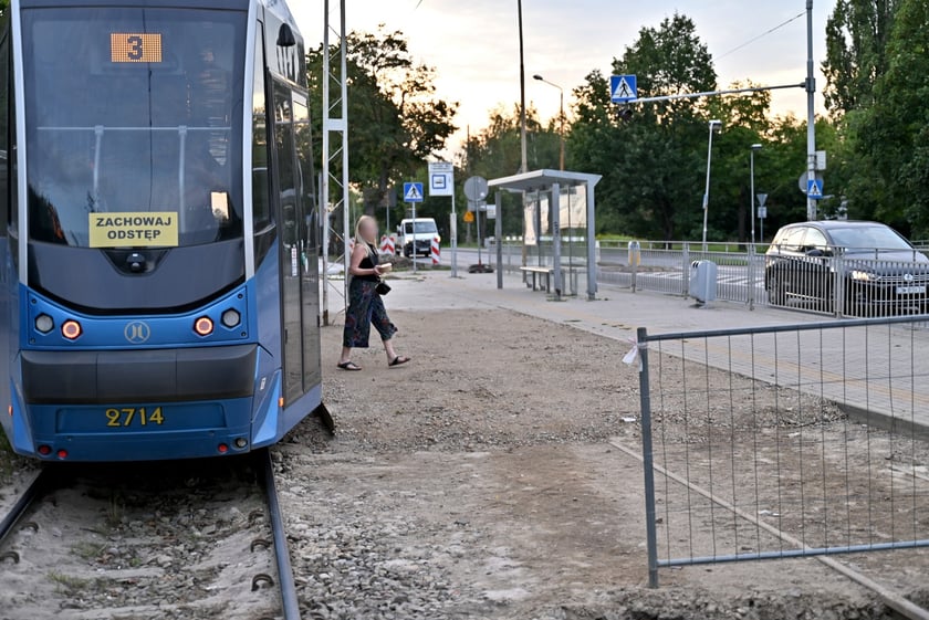 Remont torów na przejeździe przez ul. Kamiennogórską, na wysokości przystanku Kamiennogórska (ośrodek dla niewidomych).