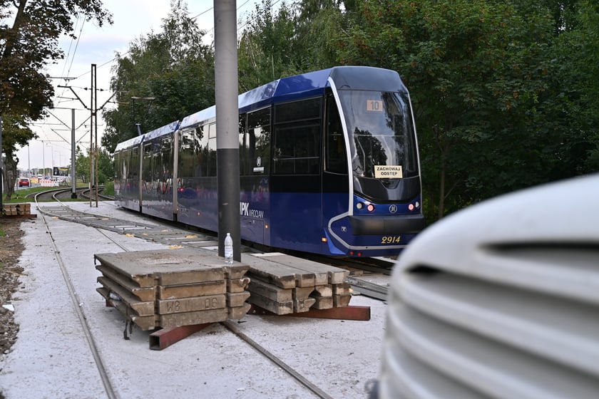 Remont torów na przejeździe przez ul. Kamiennogórską, na wysokości przystanku Kamiennogórska (ośrodek dla niewidomych).