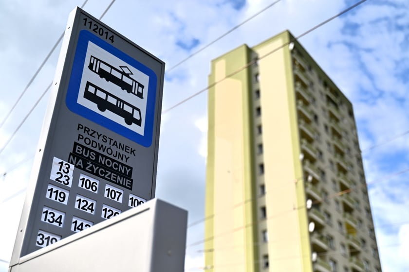 Tak zwana krzyż&oacute;wka to centrum Nowego Dworu. Na wniosek mieszkańc&oacute;w, przystanek otrzymał nazwę Strzegomska (krzyż&oacute;wka). Urząd Miejski początkowo proponował nazwę Gubińska.