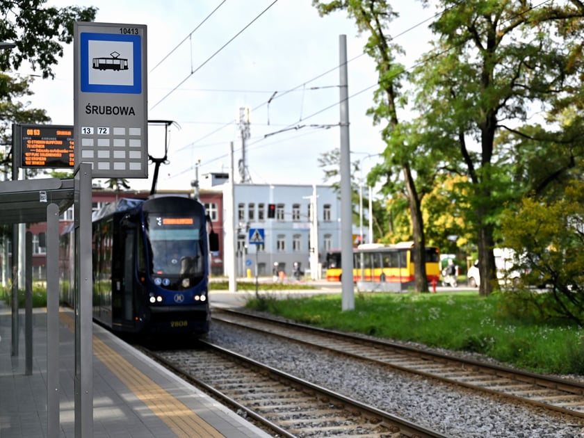Pierwszy dzień roboczy z tramwajami na Nowy Dwór i dużymi zmianami w trasach autobusów i tramwajów.