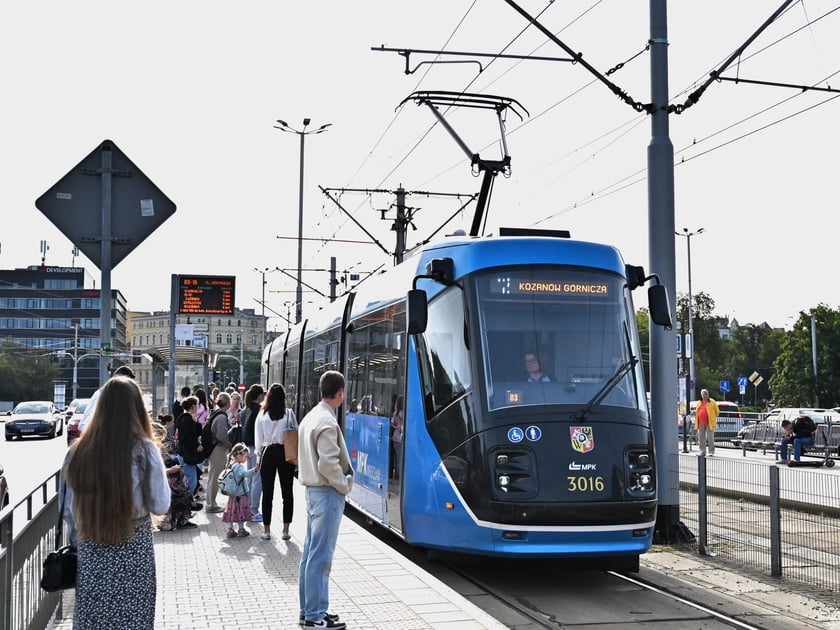 Pierwszy dzień roboczy z tramwajami na Nowy Dwór i dużymi zmianami w trasach autobusów i tramwajów.