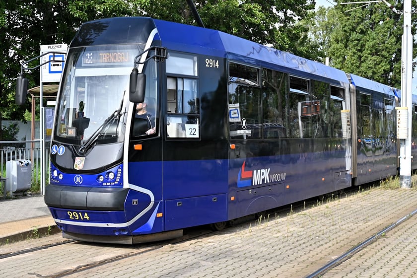 Pierwszy dzień roboczy z tramwajami na Nowy Dwór i dużymi zmianami w trasach autobusów i tramwajów.