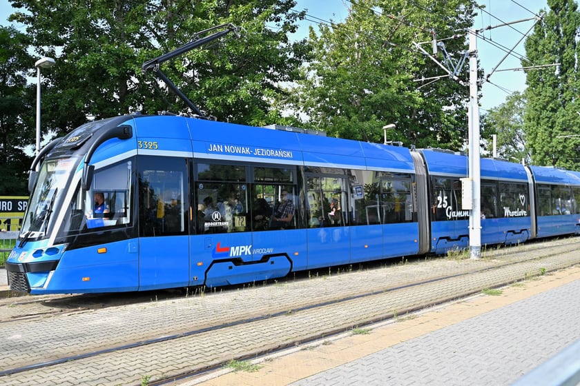 Pierwszy dzień roboczy z tramwajami na Nowy Dwór i dużymi zmianami w trasach autobusów i tramwajów.
