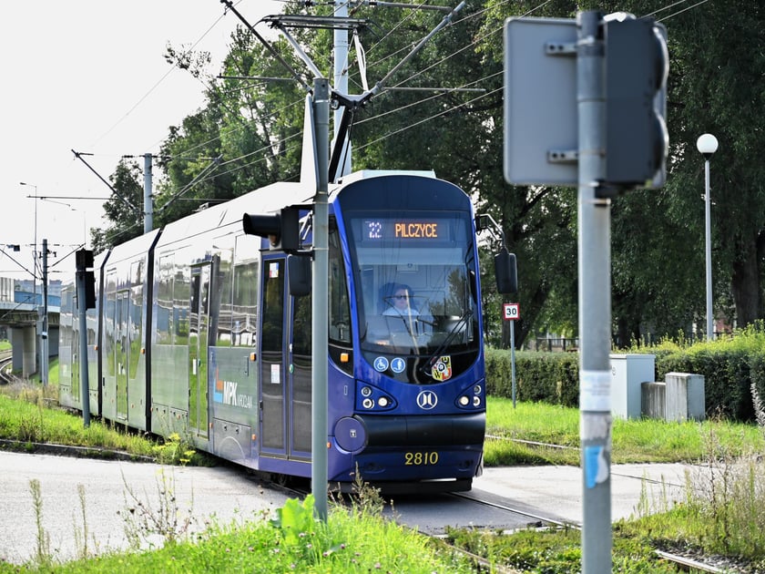 Pierwszy dzień roboczy z tramwajami na Nowy Dwór i dużymi zmianami w trasach autobusów i tramwajów.