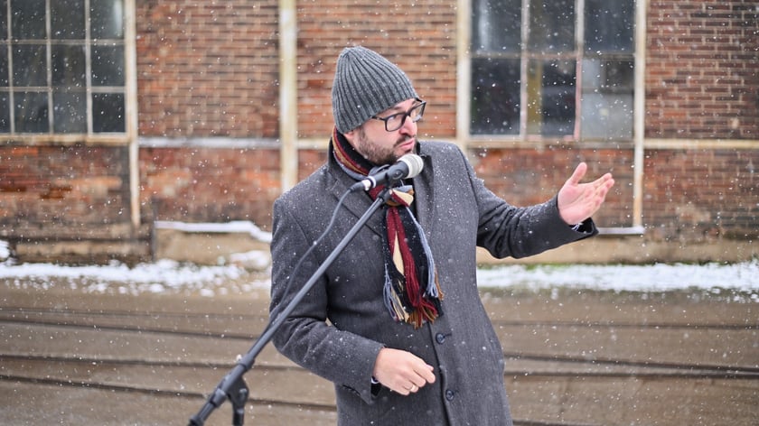 Prezes MPK Wrocław Witold Woźny komentuje efekt pokazu i podkreśla, że jesienne oraz zimowe warunki dodatkowo jeszcze wydłużają drogę hamowania tramwajów.