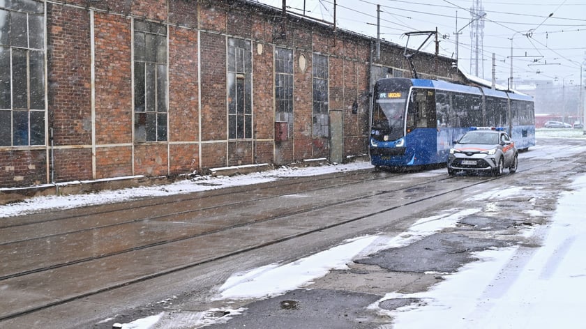 Pokaz hamowania na Zajezdni Tramwajowej Ołbin. Pojazdy jechały z tą samą prędkością i zaczęły hamować w tym samym momencie. Tramwaj zatrzymał się 8 metrów dalej niż samochód.
