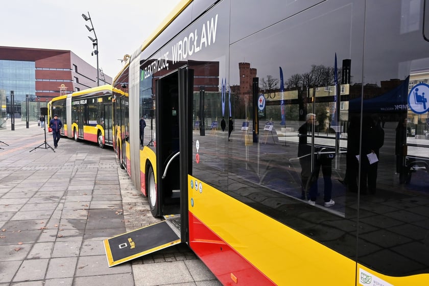 MPK Wrocław zaprezentowało wszystkie swoje elektryczne autobusy na placu Wolności.