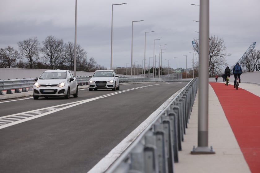 Samochody, rowerzyści i piesi na AWW - pierwszy dzień po otwarciu Alei Wielkiej Wyspy