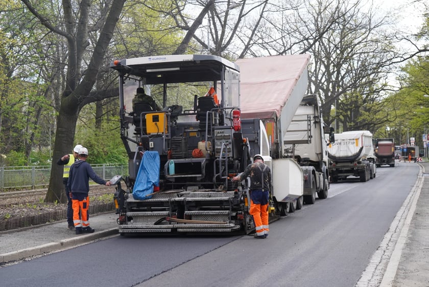 I etap prac na ul. Olszewskiego - układanie asfaltu na odcinku od skrzyżowania ze Spółdzielczą i Orłowskiego do krzyżówki z Gersona i Wojtkiewicza.