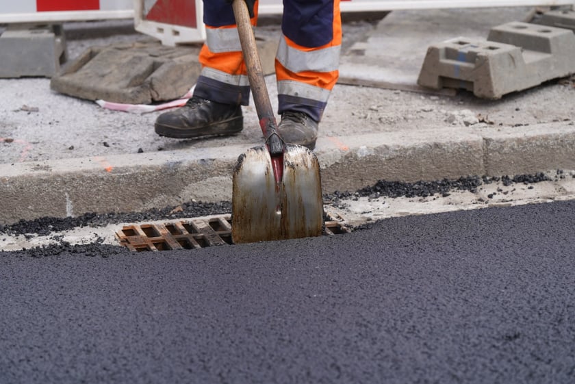I etap prac na ul. Olszewskiego - układanie asfaltu na odcinku od skrzyżowania ze Spółdzielczą i Orłowskiego do krzyżówki z Gersona i Wojtkiewicza.