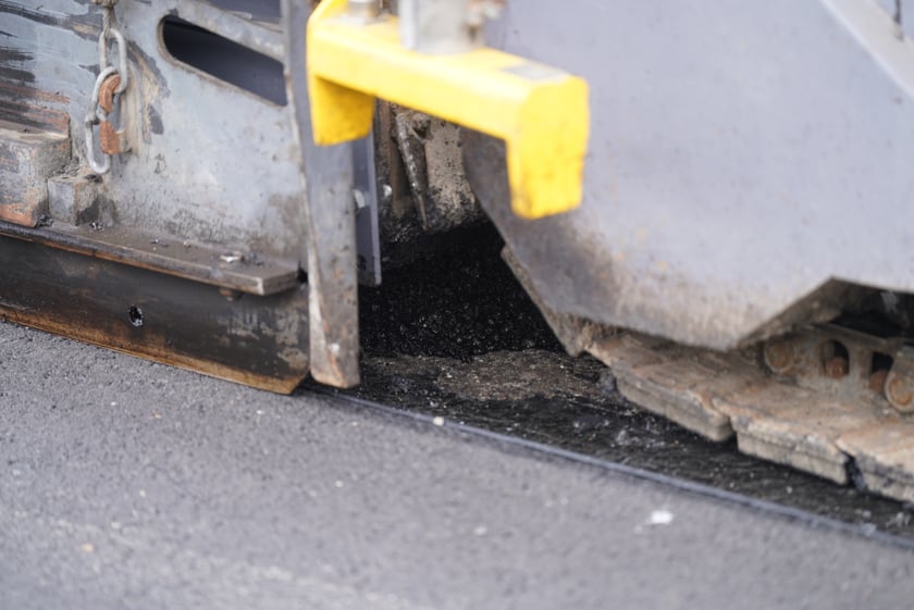 I etap prac na ul. Olszewskiego - układanie asfaltu na odcinku od skrzyżowania ze Spółdzielczą i Orłowskiego do krzyżówki z Gersona i Wojtkiewicza.