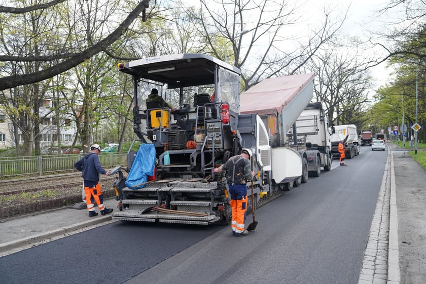 I etap prac na ul. Olszewskiego - układanie asfaltu na odcinku od skrzyżowania ze Spółdzielczą i Orłowskiego do krzyżówki z Gersona i Wojtkiewicza.