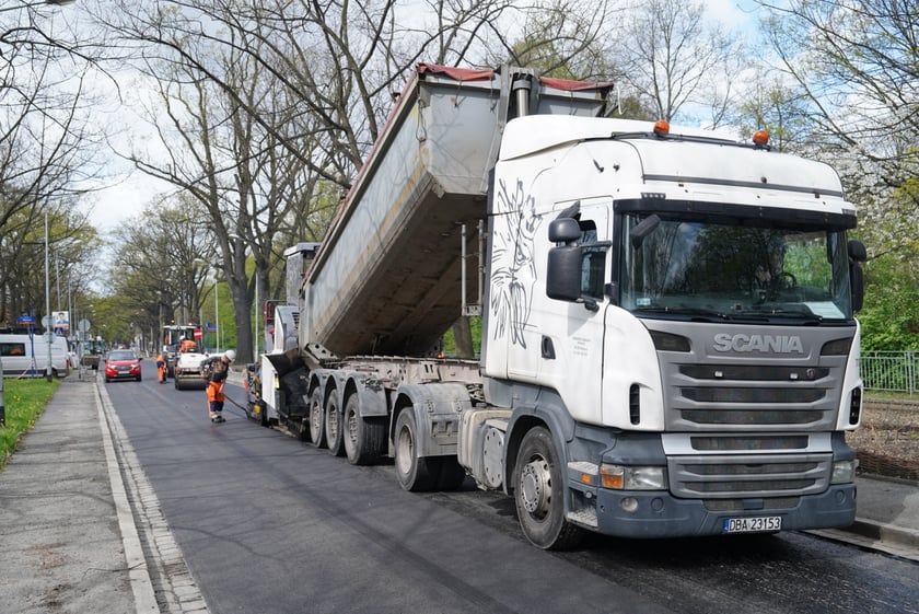 I etap prac na ul. Olszewskiego - układanie asfaltu na odcinku od skrzyżowania ze Spółdzielczą i Orłowskiego do krzyżówki z Gersona i Wojtkiewicza.