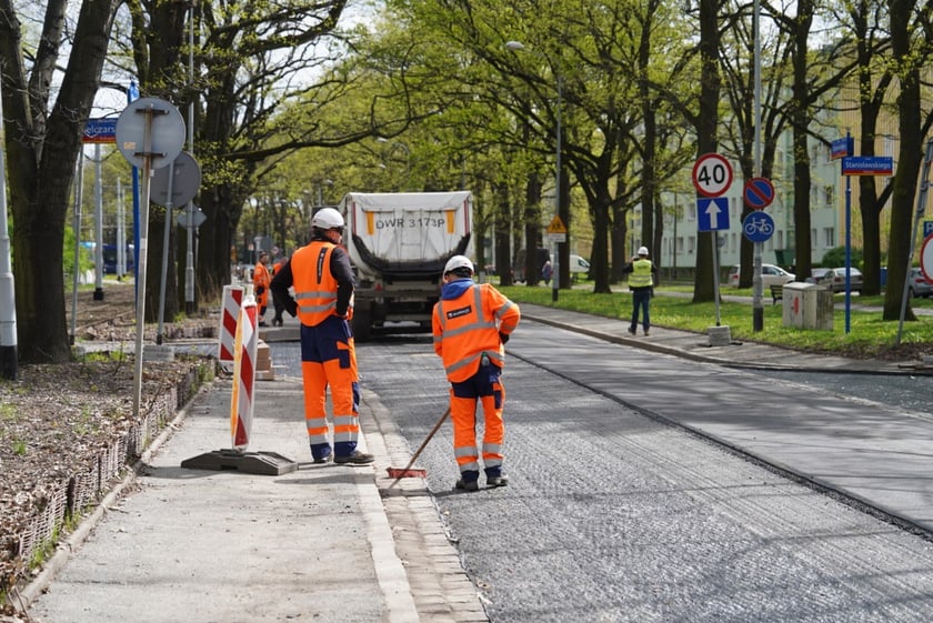 I etap prac na ul. Olszewskiego - układanie asfaltu na odcinku od skrzyżowania ze Spółdzielczą i Orłowskiego do krzyżówki z Gersona i Wojtkiewicza.