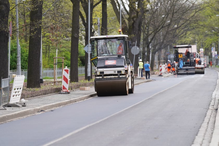I etap prac na ul. Olszewskiego - układanie asfaltu na odcinku od skrzyżowania ze Spółdzielczą i Orłowskiego do krzyżówki z Gersona i Wojtkiewicza.