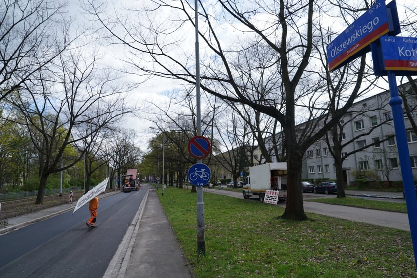 I etap prac na ul. Olszewskiego - układanie asfaltu na odcinku od skrzyżowania ze Spółdzielczą i Orłowskiego do krzyżówki z Gersona i Wojtkiewicza.