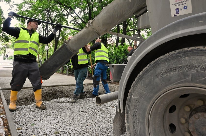 Na pl. Staszica, przy parku, po raz pierwszy we Wrocławiu układany jest beton jamisty - taki, który przepuszcza wodę. Dzięki zastosowaniu tej technologii, drzewa i rośliny będą nawadniane wodami opadowymi, a rowerzyści będą wygodnie jeździć.