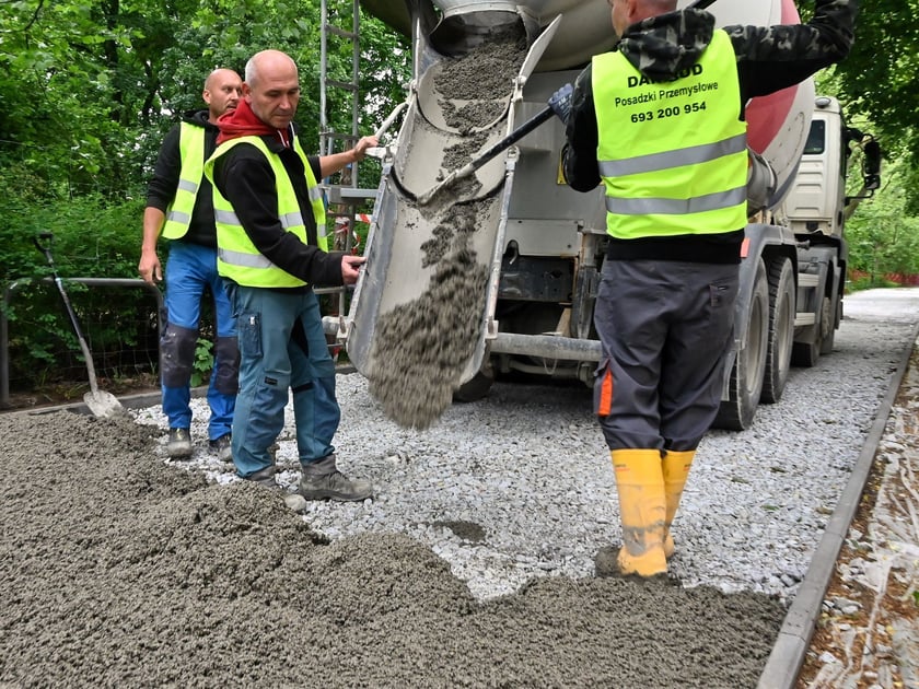 Na pl. Staszica, przy parku, po raz pierwszy we Wrocławiu układany jest beton jamisty - taki, który przepuszcza wodę. Dzięki zastosowaniu tej technologii, drzewa i rośliny będą nawadniane wodami opadowymi, a rowerzyści będą wygodnie jeździć.