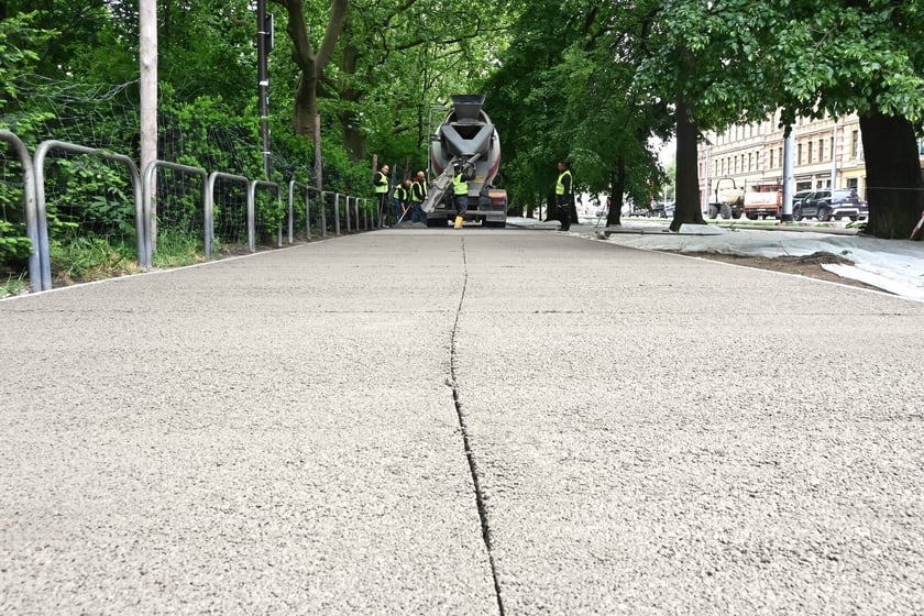 Na pl. Staszica, przy parku, po raz pierwszy we Wrocławiu układany jest beton jamisty - taki, który przepuszcza wodę. Dzięki zastosowaniu tej technologii, drzewa i rośliny będą nawadniane wodami opadowymi, a rowerzyści będą wygodnie jeździć.