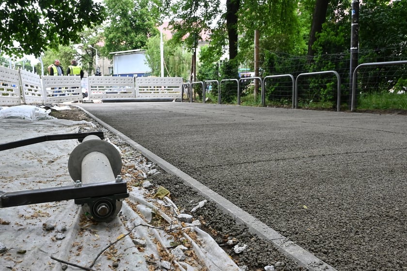 Na pl. Staszica, przy parku, po raz pierwszy we Wrocławiu układany jest beton jamisty - taki, który przepuszcza wodę. Dzięki zastosowaniu tej technologii, drzewa i rośliny będą nawadniane wodami opadowymi, a rowerzyści będą wygodnie jeździć.