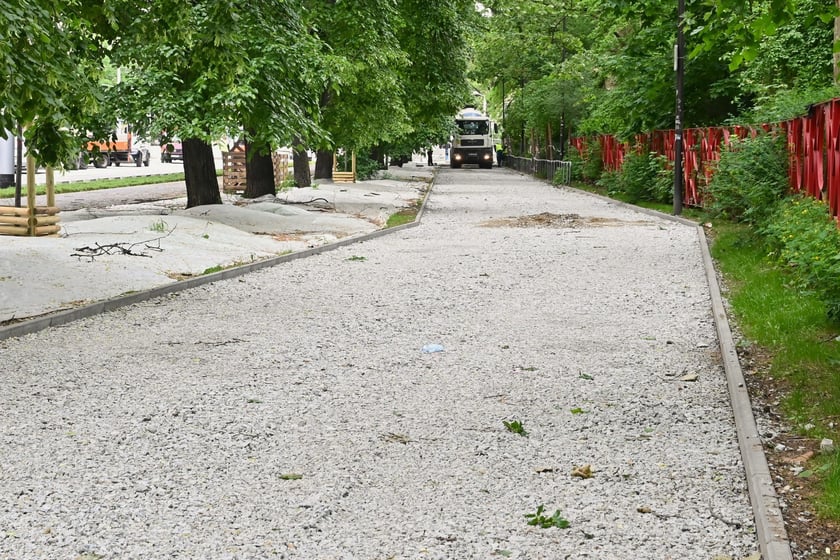 Podbudowa ścieżki rowerowej przy parku Staszica czeka na beton jamisty.&nbsp;