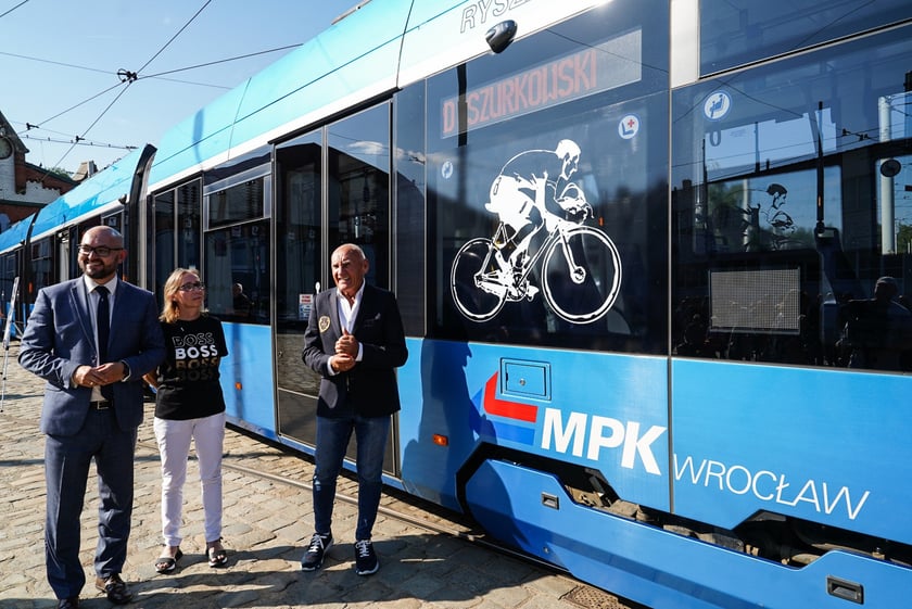 Uroczystość nadania tramwajowi imienia Ryszarda Szurkowskiego, 7 sierpnia 2024, zajezdnia Borek