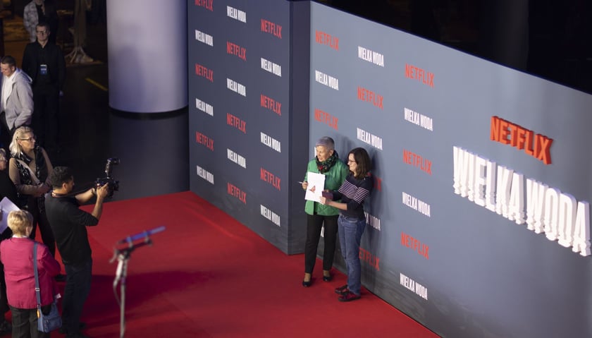 na zdjęciu aktorzy, statyści, mieszkańcy Wrocławia podczas premiery serialu Wielka woda