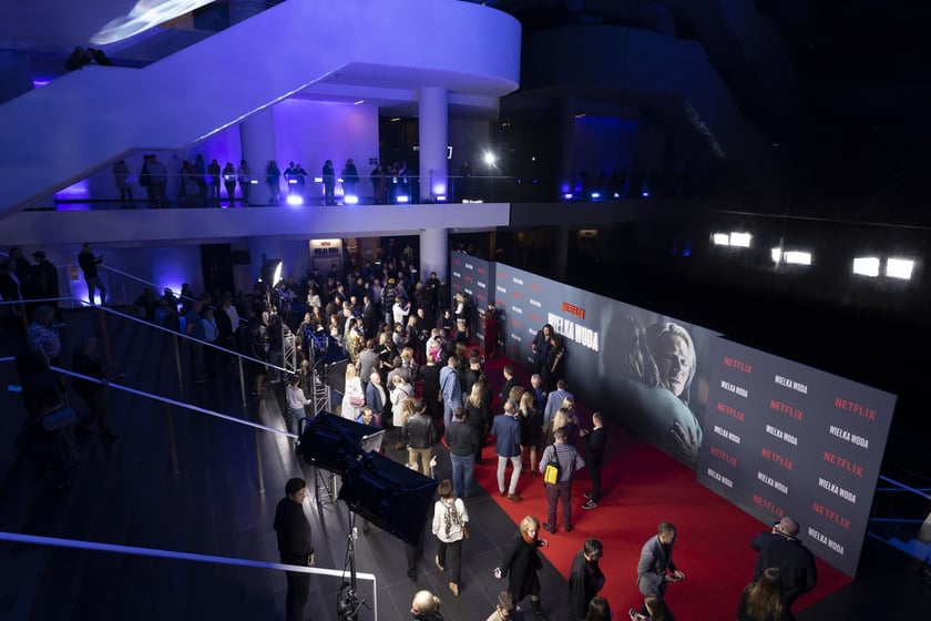 na zdjęciu aktorzy, statyści, mieszkańcy Wrocławia podczas premiery serialu Wielka woda