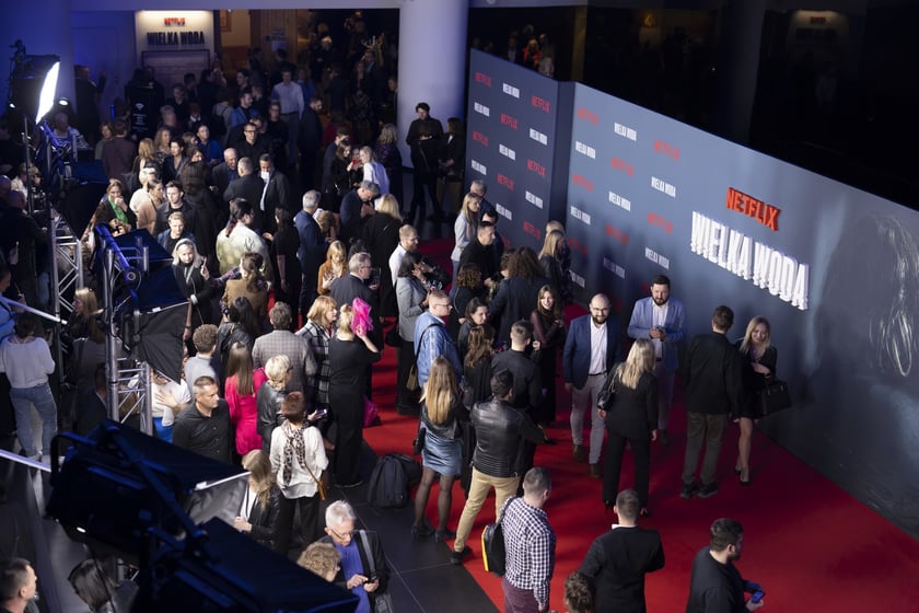 na zdjęciu aktorzy, statyści, mieszkańcy Wrocławia podczas premiery serialu Wielka woda