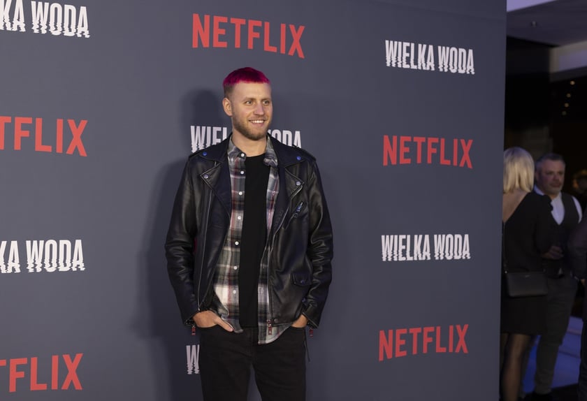 na zdjęciu aktorzy, statyści, mieszkańcy Wrocławia podczas premiery serialu Wielka woda