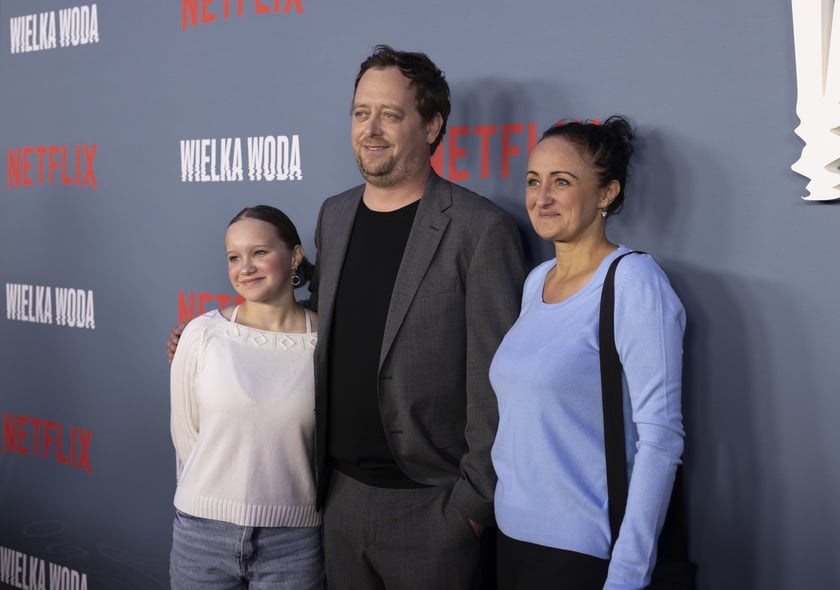 na zdjęciu aktorzy, statyści, mieszkańcy Wrocławia podczas premiery serialu Wielka woda