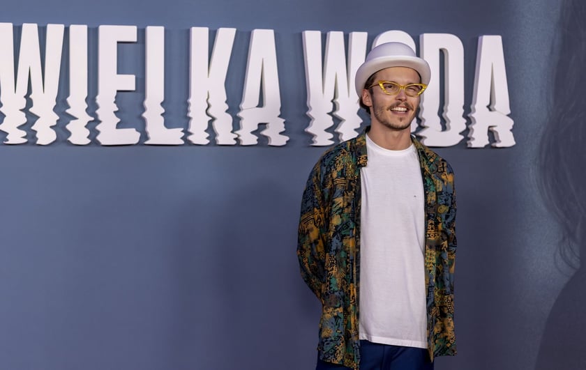 na zdjęciu aktorzy, statyści, mieszkańcy Wrocławia podczas premiery serialu Wielka woda