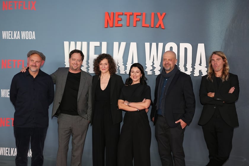 na zdjęciu aktorzy, statyści, mieszkańcy Wrocławia podczas premiery serialu Wielka woda