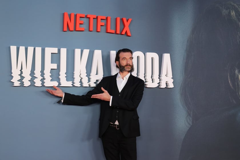 na zdjęciu aktorzy, statyści, mieszkańcy Wrocławia podczas premiery serialu Wielka woda