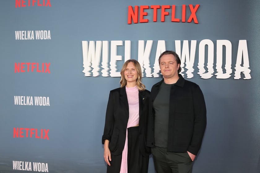 na zdjęciu aktorzy, statyści, mieszkańcy Wrocławia podczas premiery serialu Wielka woda