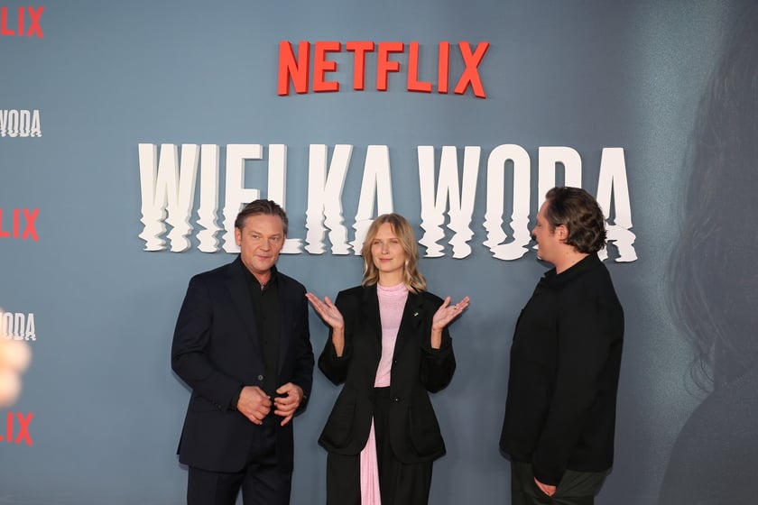 na zdjęciu aktorzy, statyści, mieszkańcy Wrocławia podczas premiery serialu Wielka woda