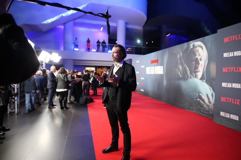 na zdjęciu aktorzy, statyści, mieszkańcy Wrocławia podczas premiery serialu Wielka woda