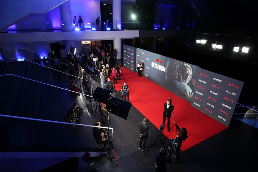 na zdjęciu aktorzy, statyści, mieszkańcy Wrocławia podczas premiery serialu Wielka woda