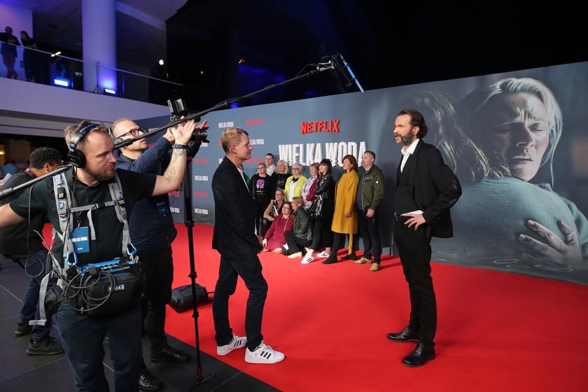 na zdjęciu aktorzy, statyści, mieszkańcy Wrocławia podczas premiery serialu Wielka woda