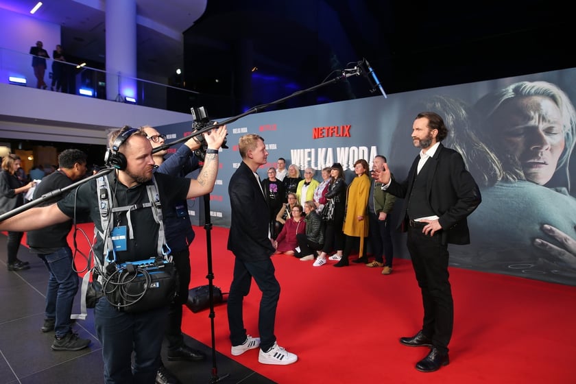 na zdjęciu aktorzy, statyści, mieszkańcy Wrocławia podczas premiery serialu Wielka woda