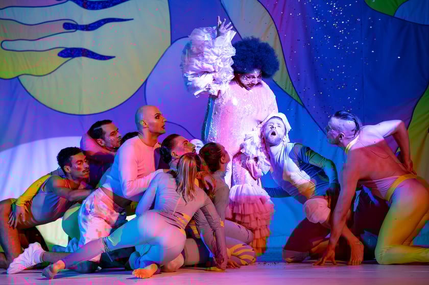 Scena z najnowszej premiery we wrocławskim Capitolu: ?Priscilla, Królowa Pustyni. Musical?. Data premiery: 7 października 2022 roku