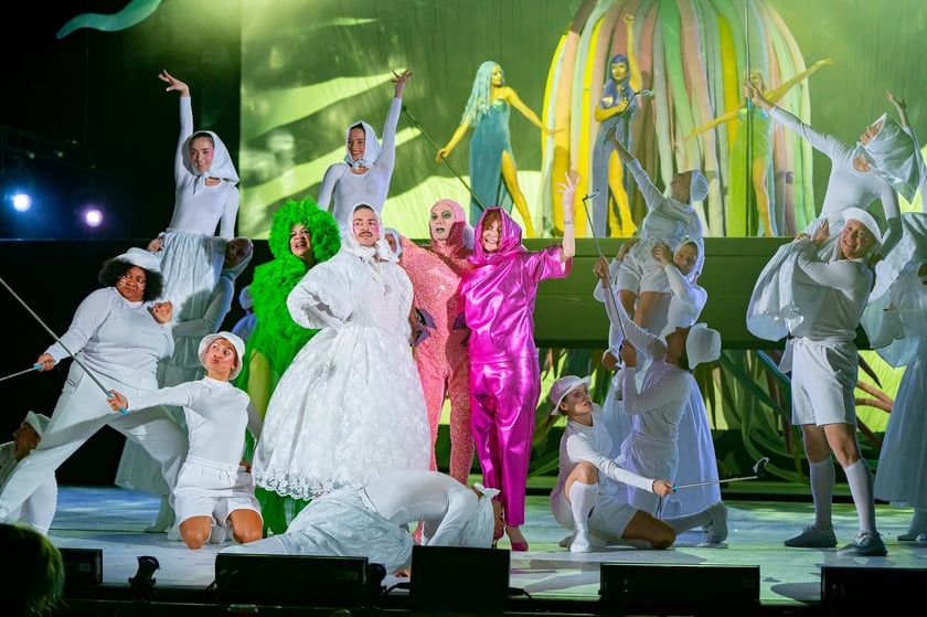 Scena z najnowszej premiery we wrocławskim Capitolu: ?Priscilla, Królowa Pustyni. Musical?. Data premiery: 7 października 2022 roku