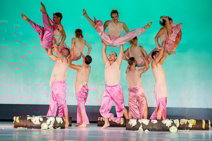 Scena z najnowszej premiery we wrocławskim Capitolu: ?Priscilla, Królowa Pustyni. Musical?. Data premiery: 7 października 2022 roku