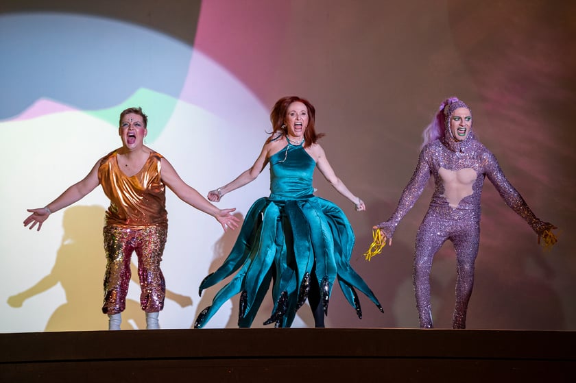 Scena z najnowszej premiery we wrocławskim Capitolu: ?Priscilla, Królowa Pustyni. Musical?. Data premiery: 7 października 2022 roku