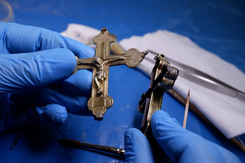 Pektorał odnaleziony w grobie biskupa Konrada oleśnickiego (&dagger;1447) podczas konserwacji przeprowadzanej przez Mateusza Tomyślaka