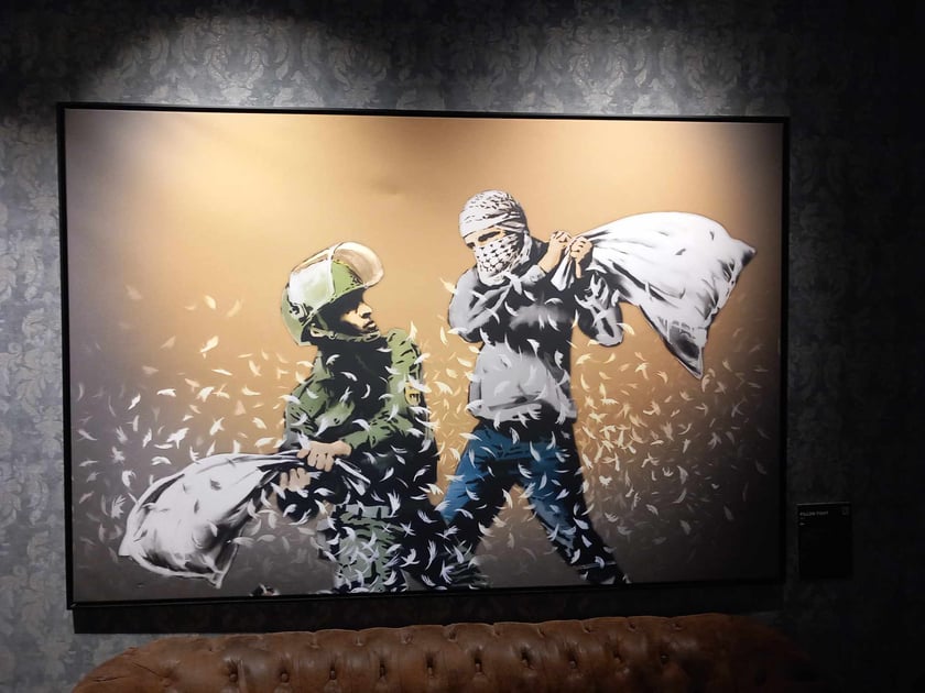 Banksy we Wrocławiu. Na zdjęciu jego prace prezentowane w hali IASE przy ul. Wystawowej