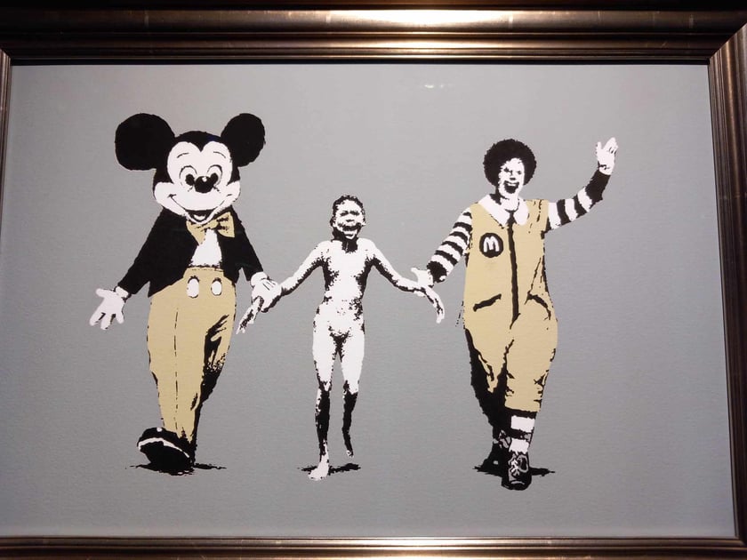 Banksy we Wrocławiu. Na zdjęciu jego prace prezentowane w hali IASE przy ul. Wystawowej