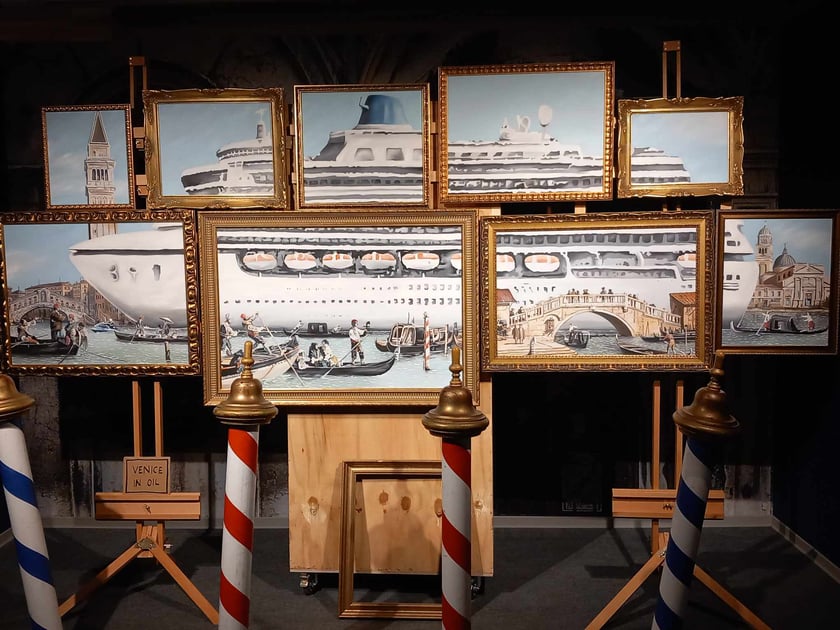 Banksy we Wrocławiu. Na zdjęciu jego prace prezentowane w hali IASE przy ul. Wystawowej