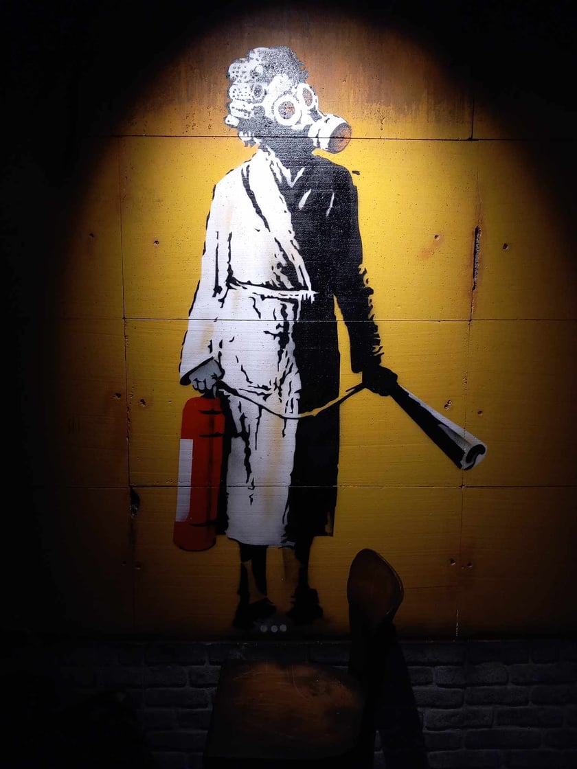 Banksy we Wrocławiu. Na zdjęciu jego prace prezentowane w hali IASE przy ul. Wystawowej