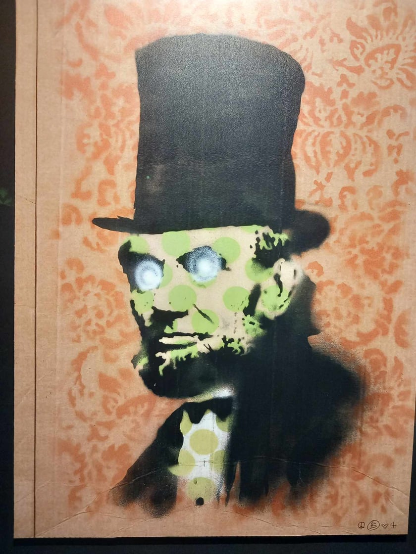 Banksy we Wrocławiu. Na zdjęciu jego prace prezentowane w hali IASE przy ul. Wystawowej